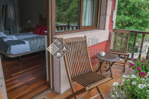 Habitación con cama extragrande y balcón