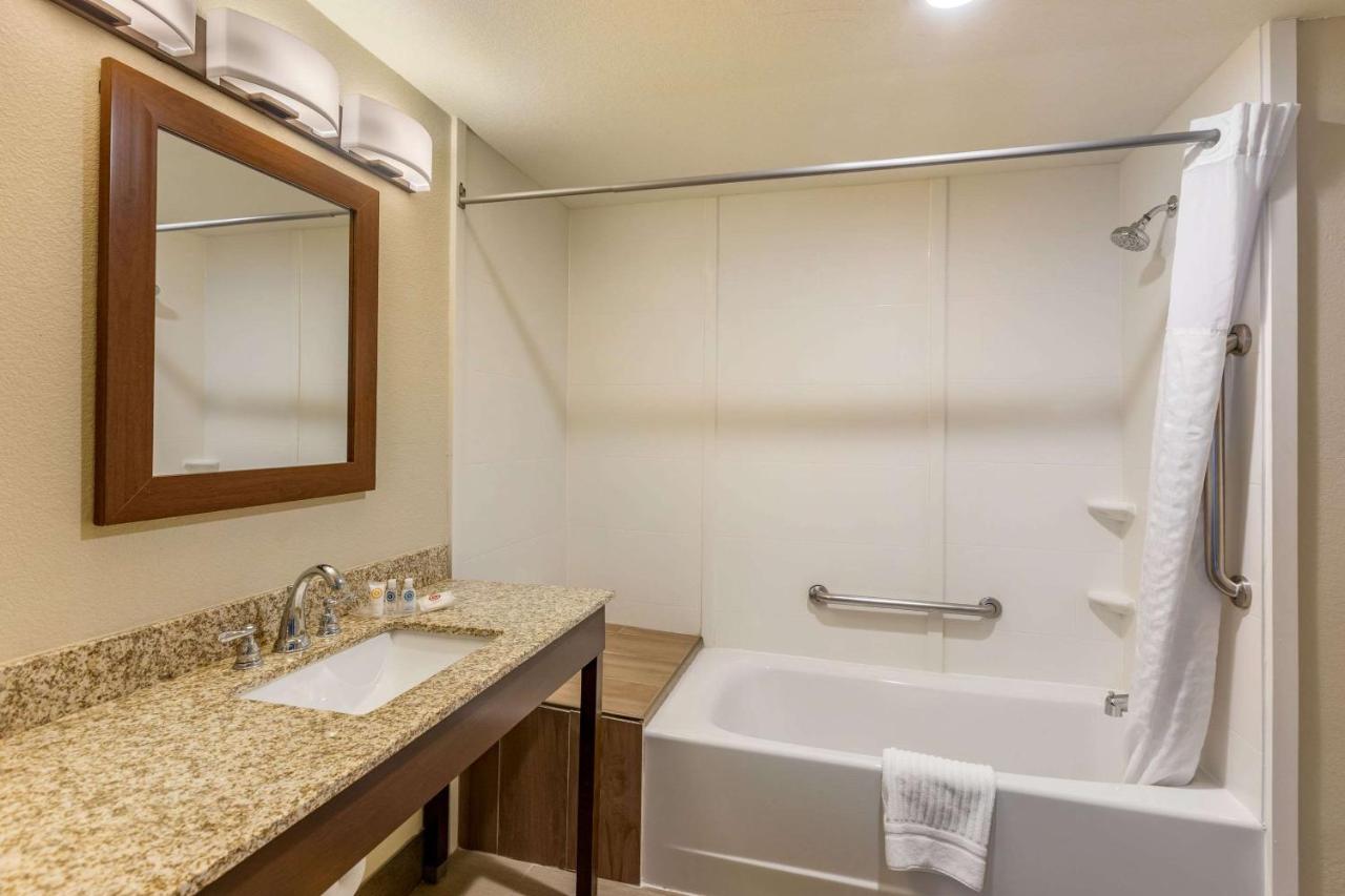 Queen Suite with Two Queen Beds and Sofa Bed - Non-Smoking