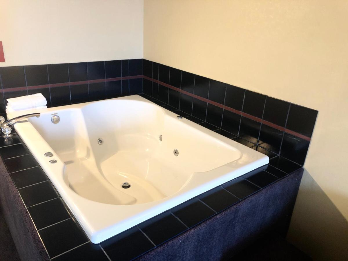 Deluxe King Suite - Non-Smoking