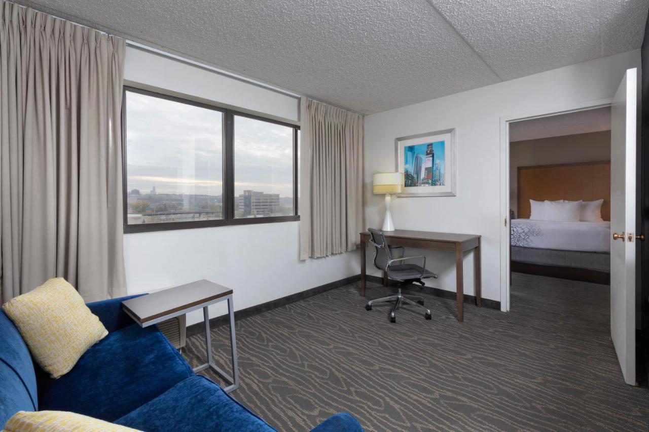 One-Bedroom King Suite - Non-Smoking