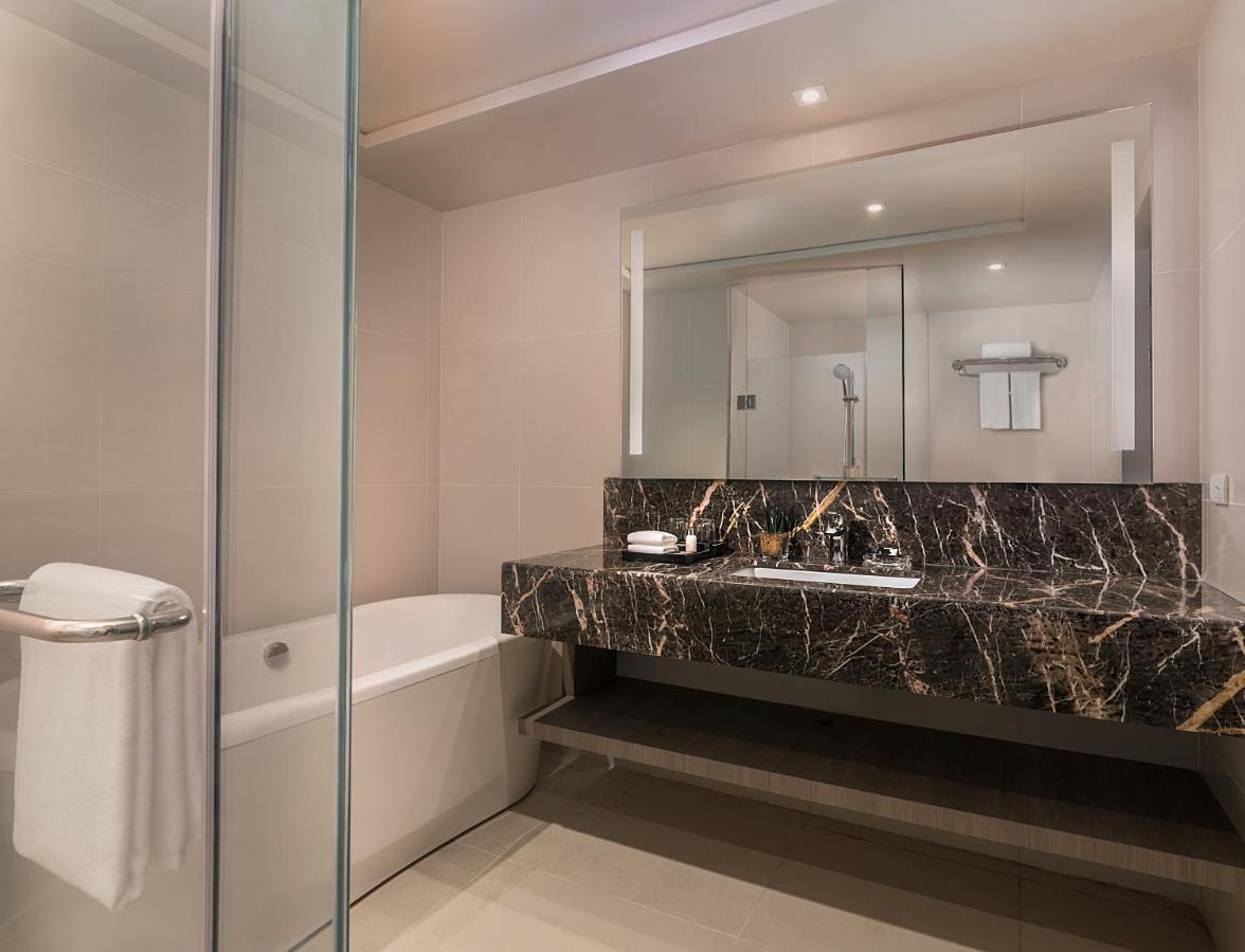 1 King Bed One-Bedroom Bathtub Kitchen Living Area Washer-Dryer Lounge Access