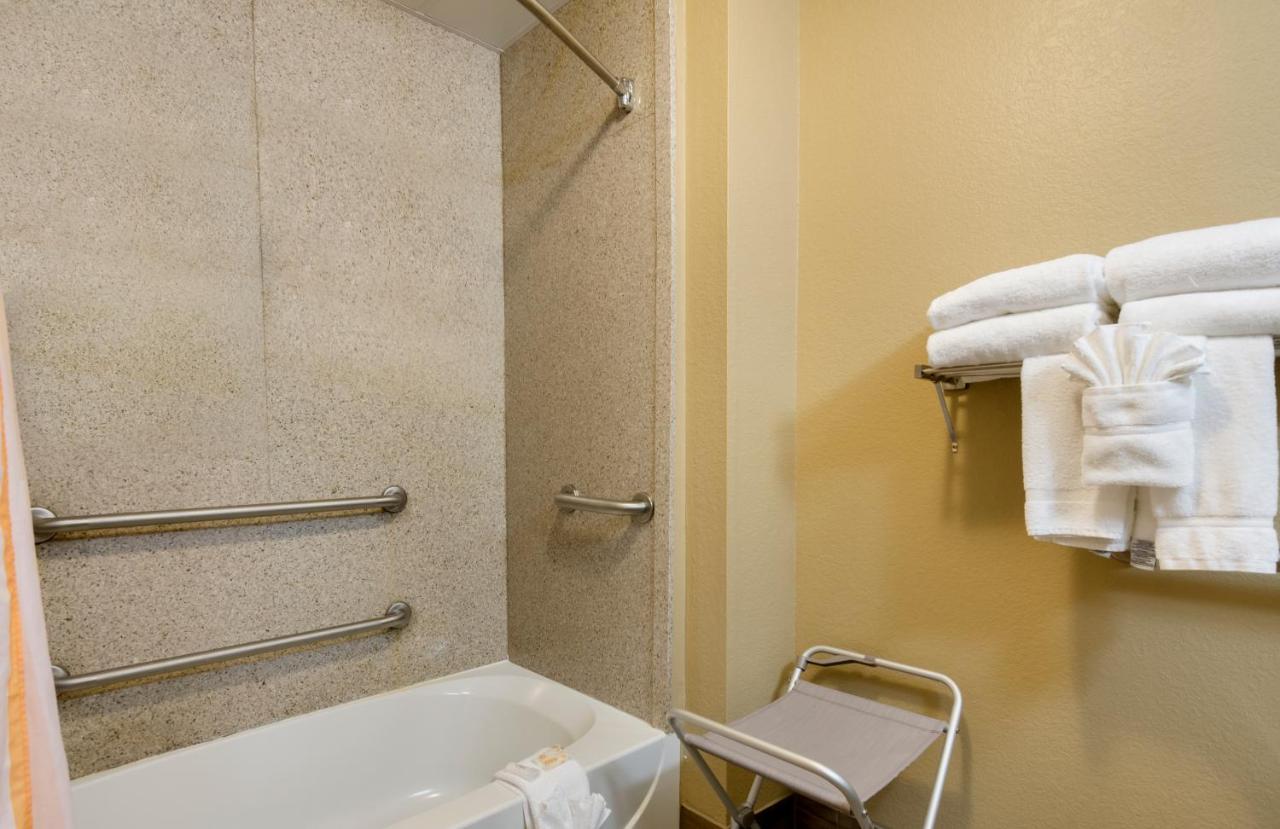 Queen Room Two Queen Beds Mobility Access or Non-Smoking,1276728190:JPEG