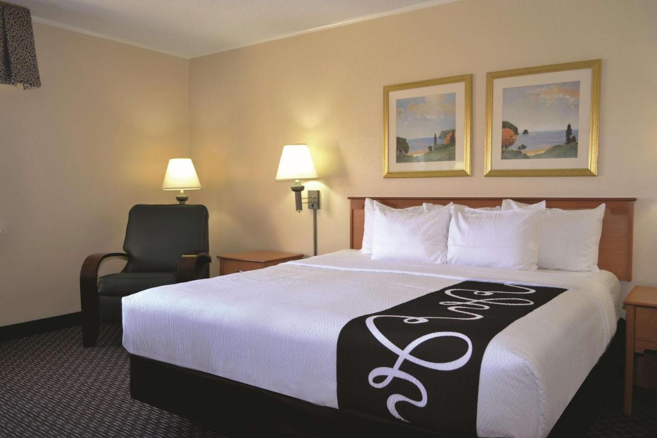 Deluxe King Room - Non-Smoking