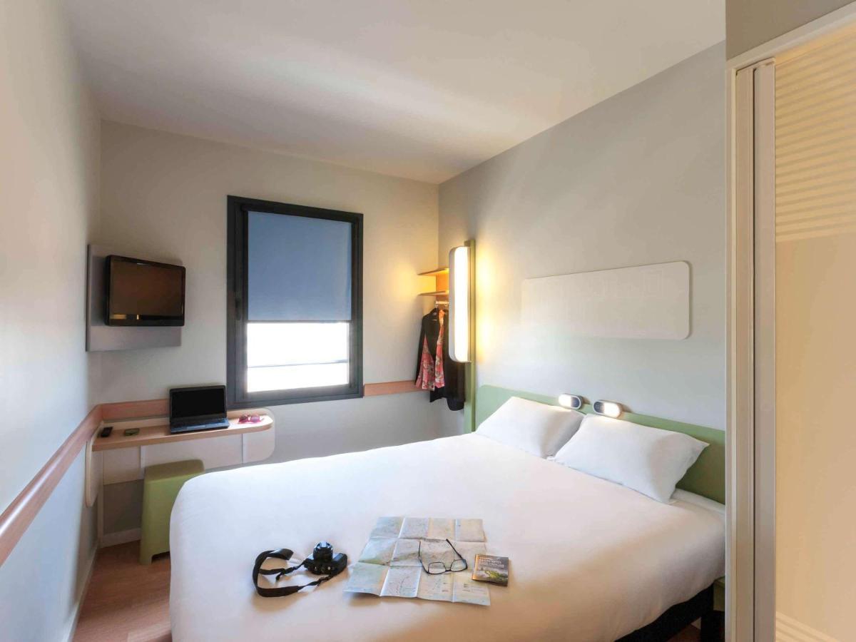 Habitación con cama grande