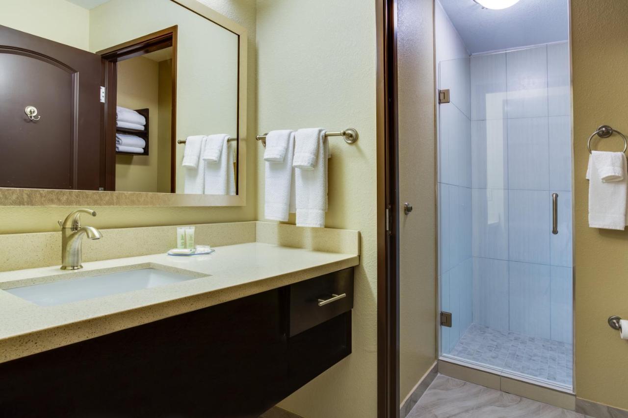 Two-Bedroom Suite with One King and Two Queen Beds - Communications Accessible