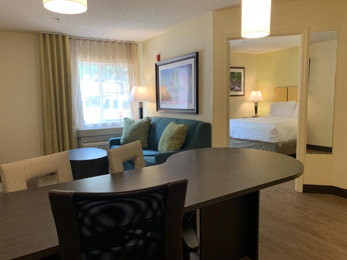 One Bedroom Suite with One Queen Bed