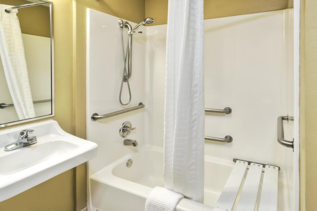 Queen Studio Suite with Bath Tub - Mobility Accessible - Non-Smoking