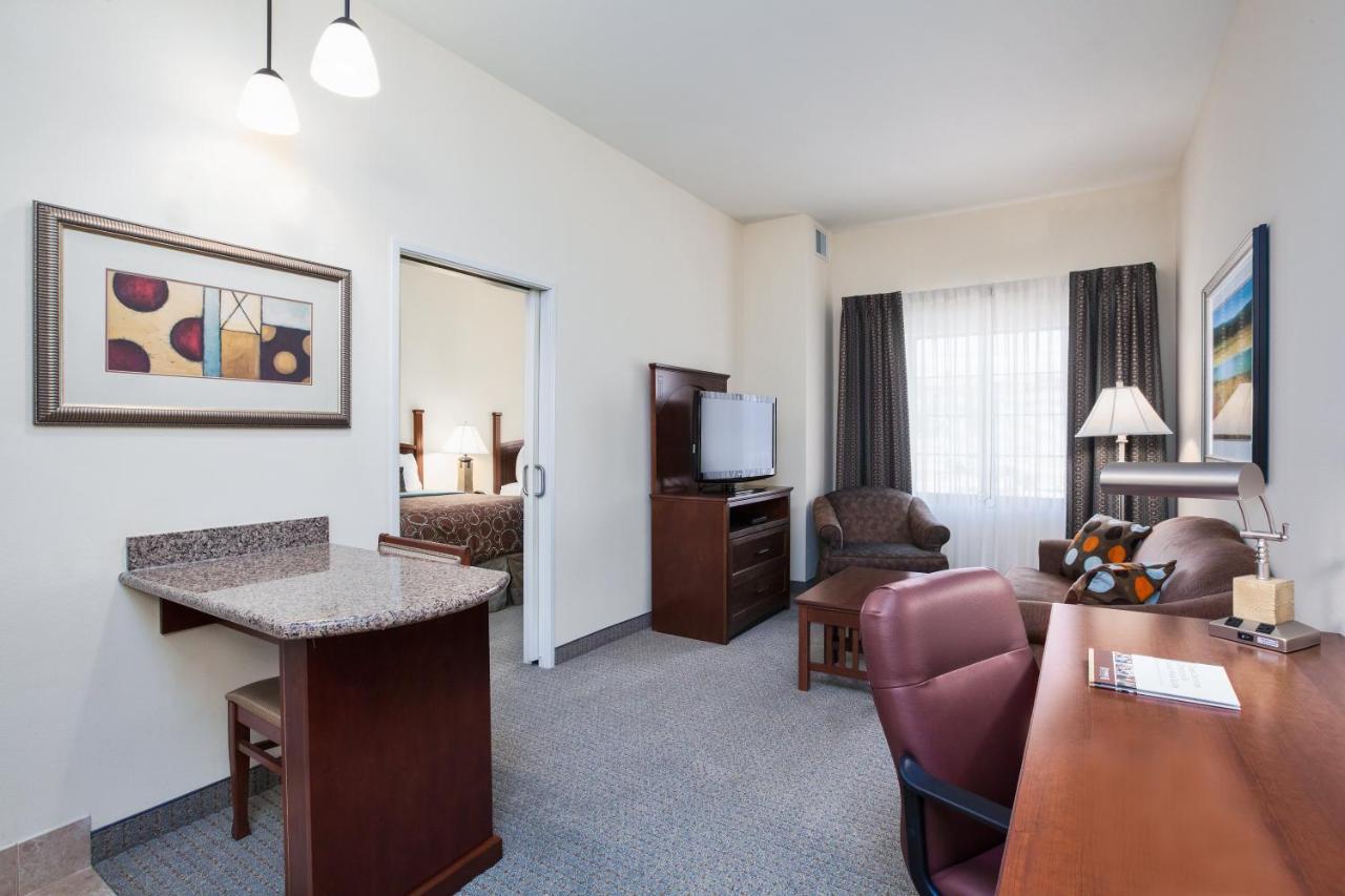 One-Bedroom Suite Two Queen Beds Non-Smoking