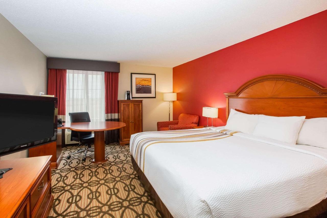 Deluxe King Room with Mobility/Hearing Impaired Access - Non-Smoking