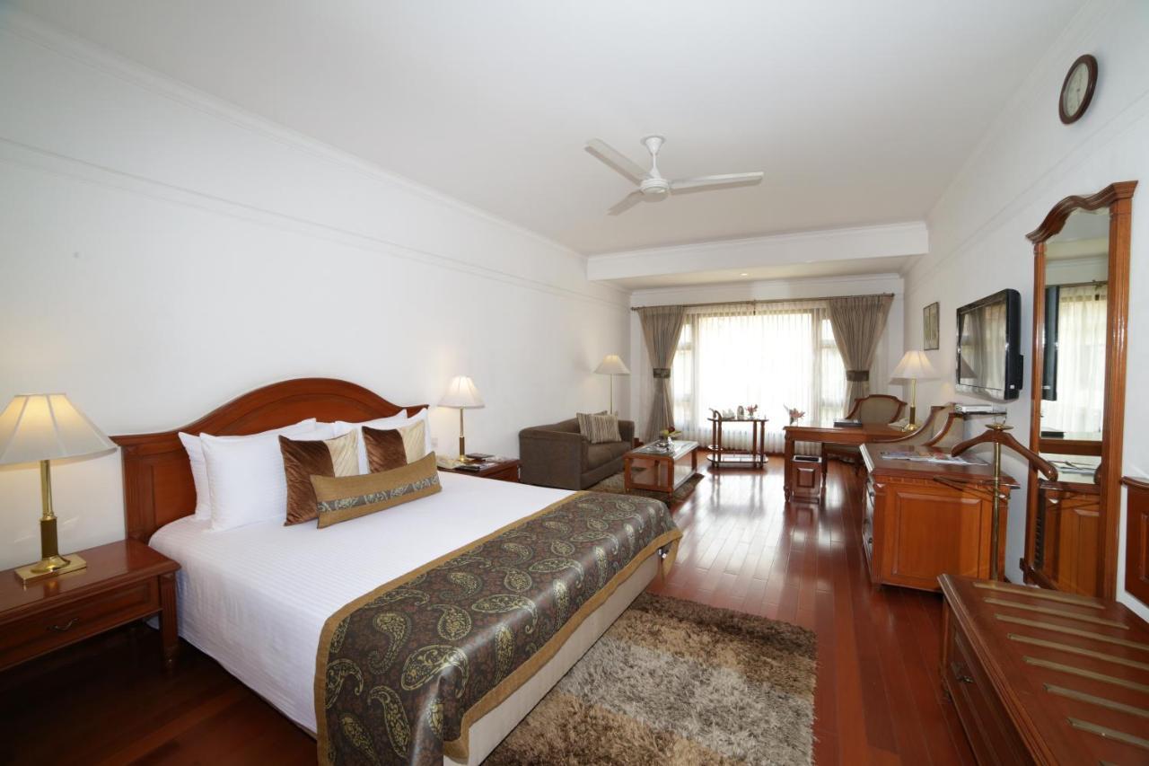 Deluxe Double or Twin Room on food beverages | on spa salon services