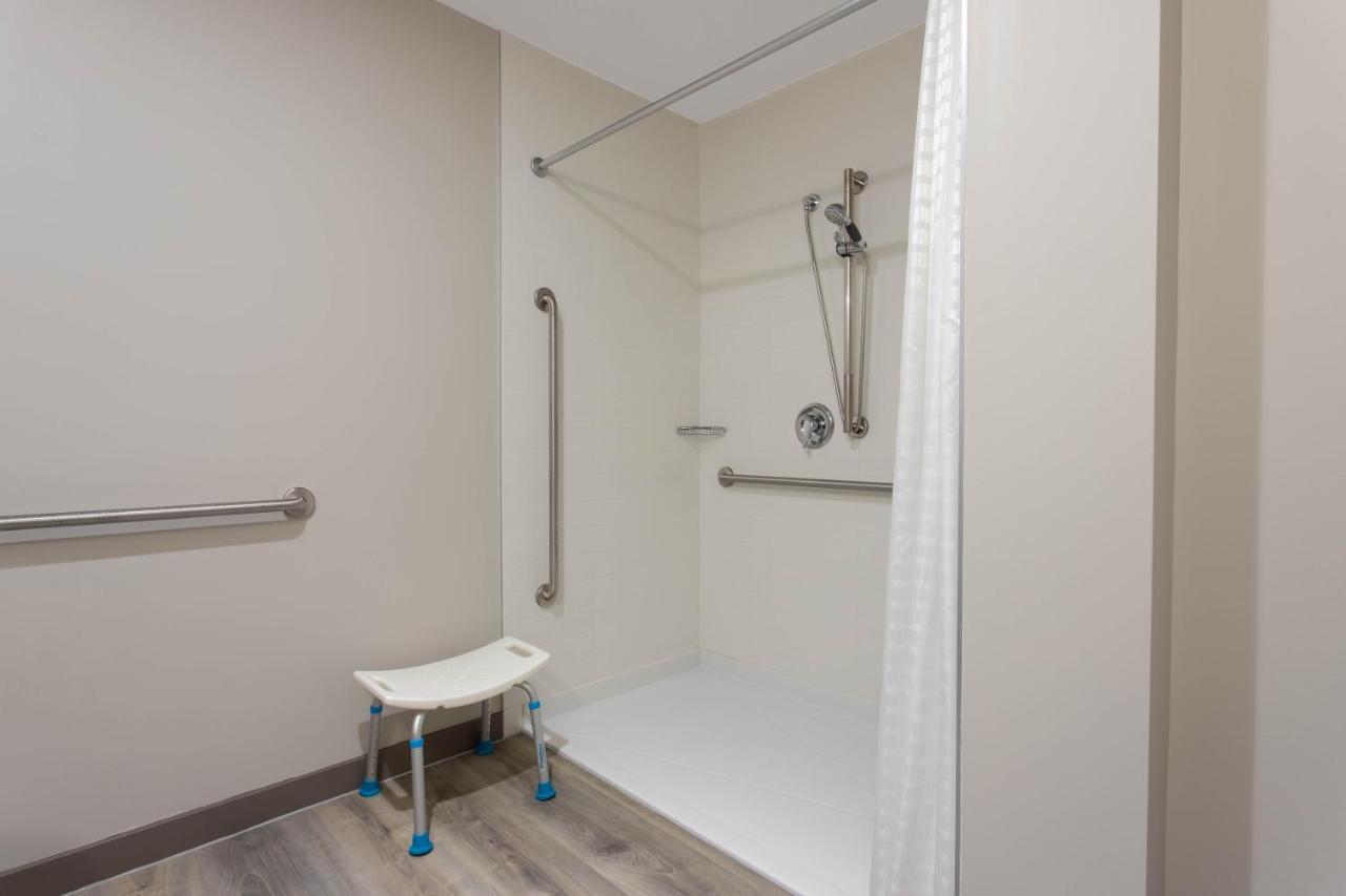 Queen Room Roll Shower Mobility Accessible or Non-Smoking