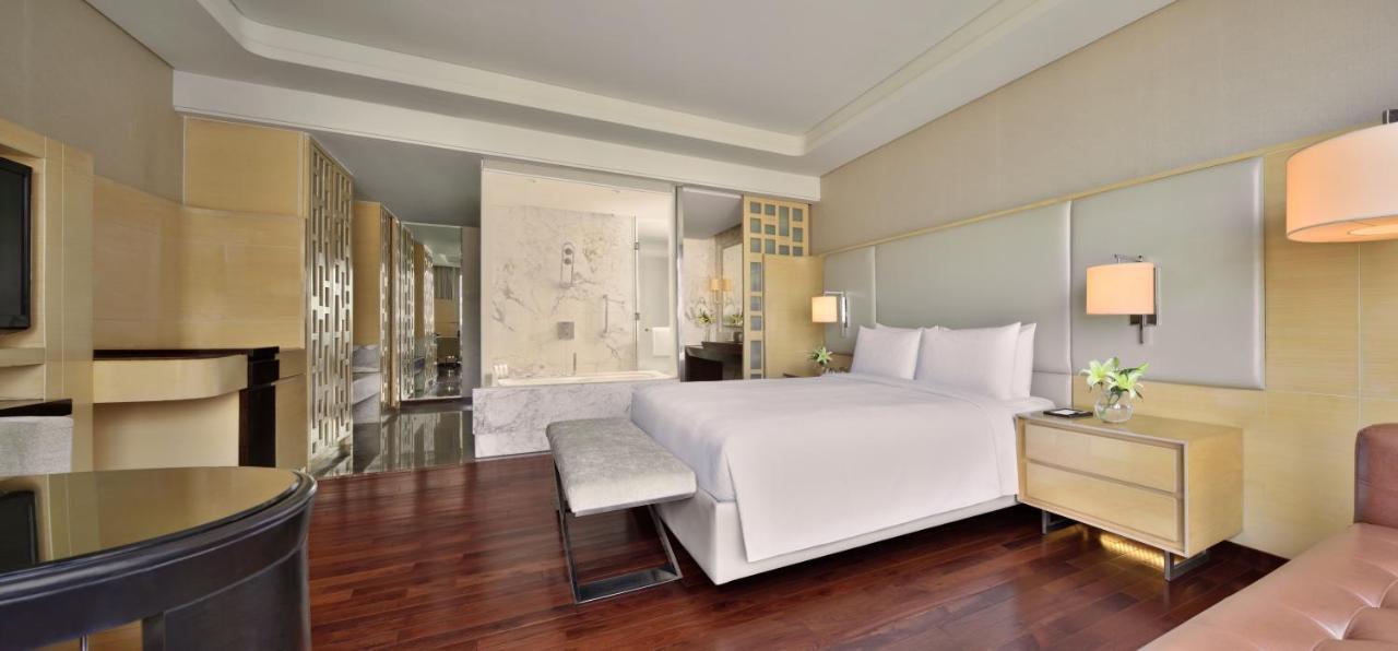 Deluxe King Room Bathtub & F&B at JW Café Saffron XO