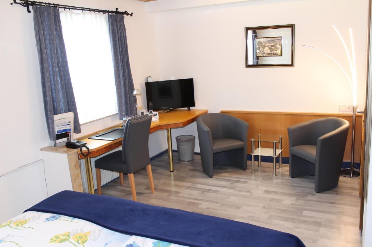 Doppel-/Zweibettzimmer mit Dusche