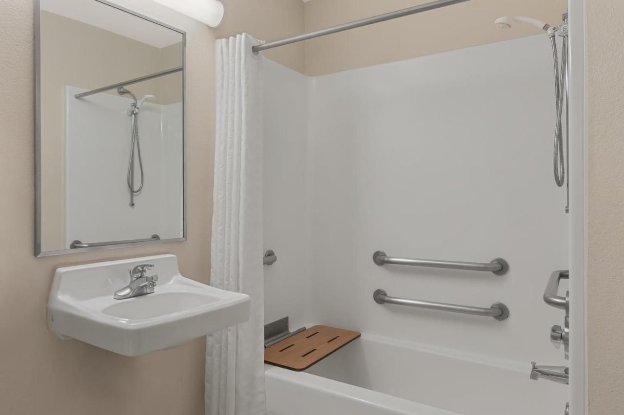 Studio Queen Suite Accessible Tub