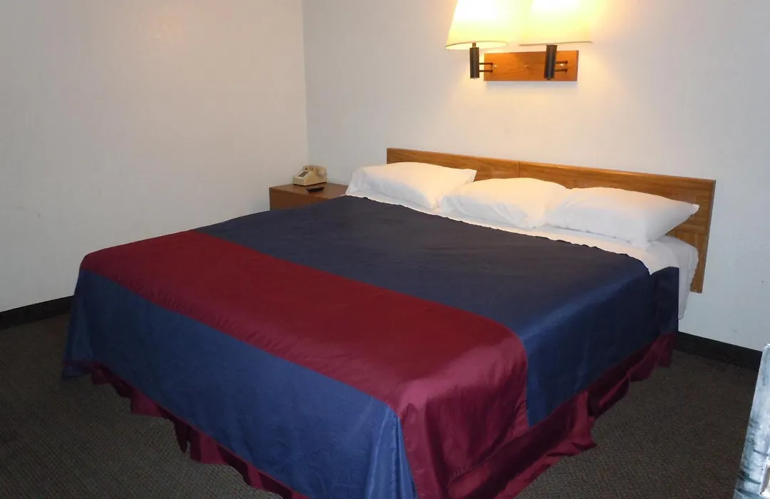 Travelodge By Wyndham Grand Rapids North-1