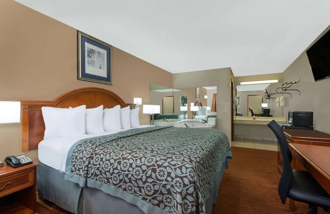 Days Inn By Wyndham Maumee/Toledo-1
