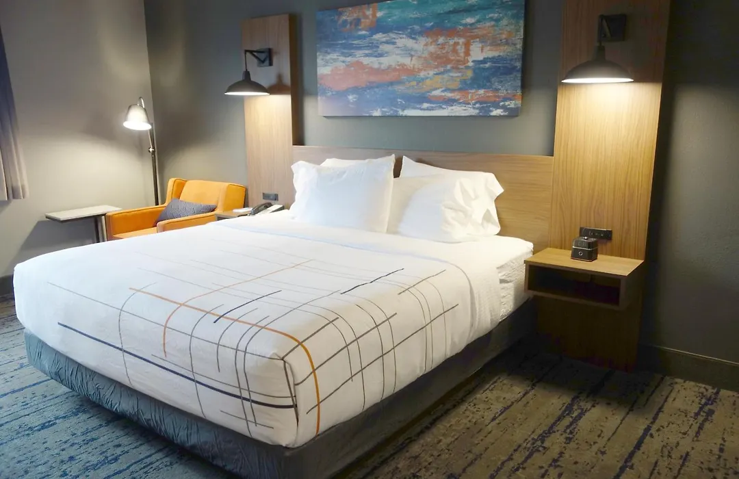 La Quinta Inn & Suites By Wyndham Springfield-1