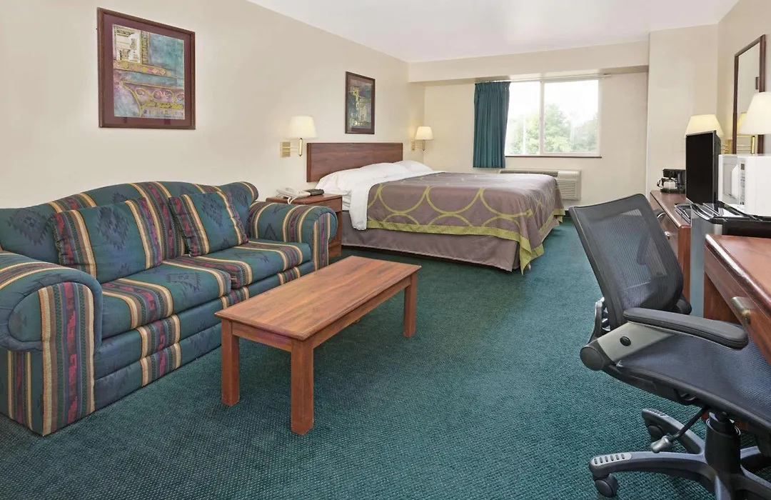 Super 8 By Wyndham Windsor-1