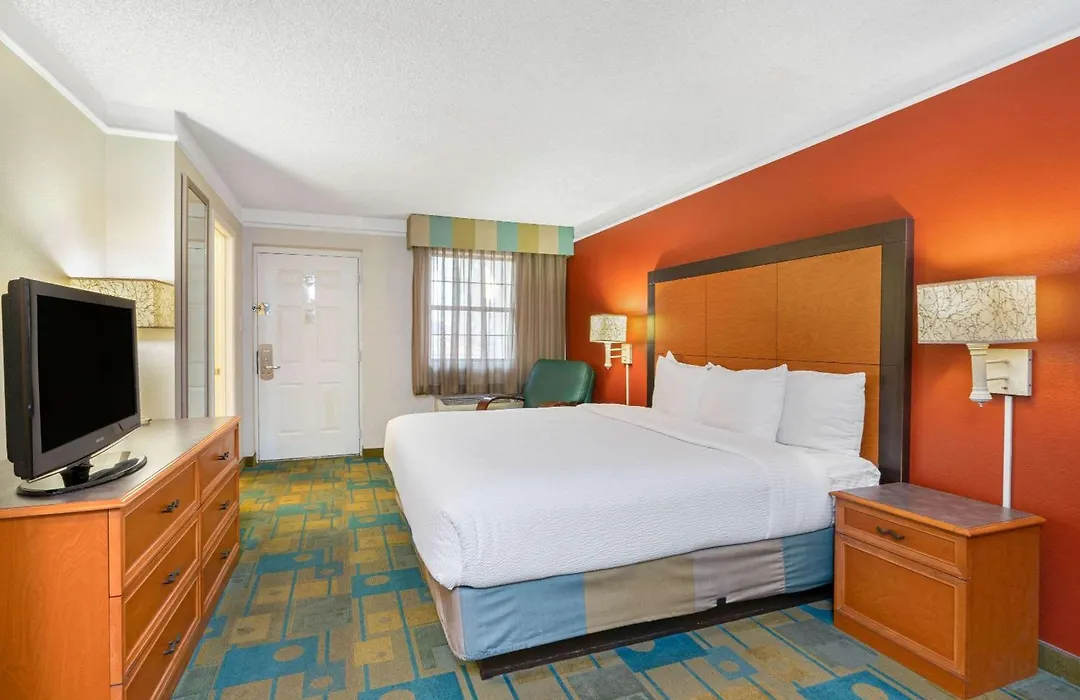 La Quinta Inn By Wyndham Phoenix Sky Harbor Airport-1