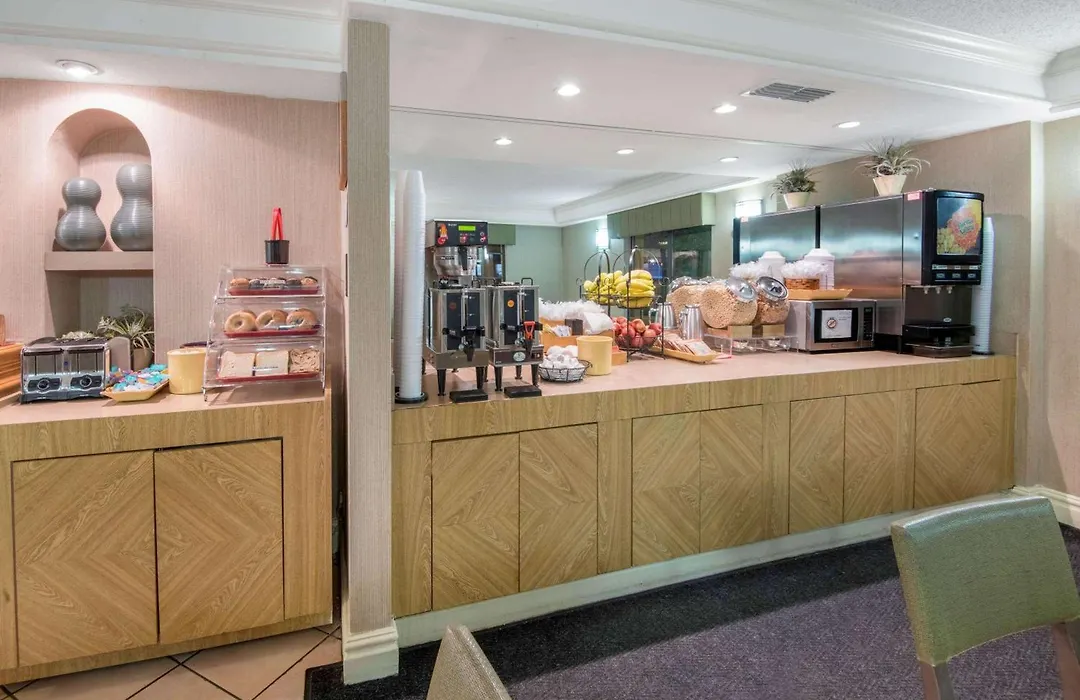 La Quinta Inn By Wyndham San Antonio Market Square-1