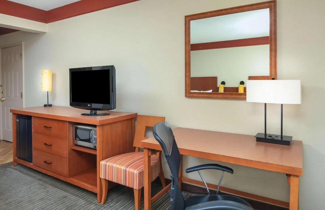 La Quinta By Wyndham Atlanta Ballpark/Galleria-1
