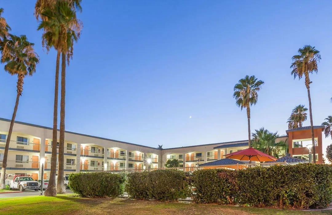 Super 8 By Wyndham Bakersfield/Central-1