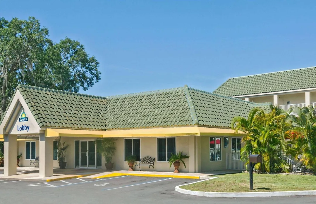 Days Inn By Wyndham Port Charlotte Town Center-1