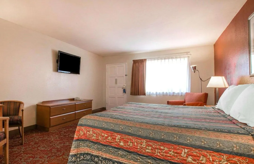 Rodeway Inn Fallbrook Downtown-1
