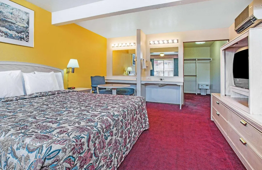 Travelodge By Wyndham Turlock-1