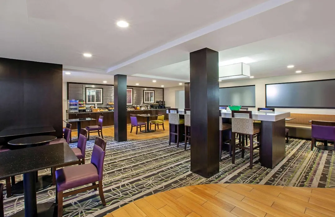 La Quinta Inn & Suites By Wyndham Detroit Metro Airport-1