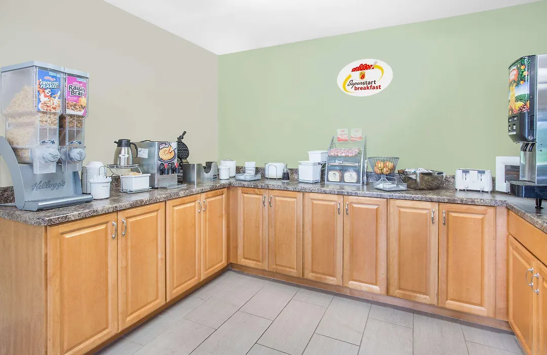 Super 8 By Wyndham East Moline-1