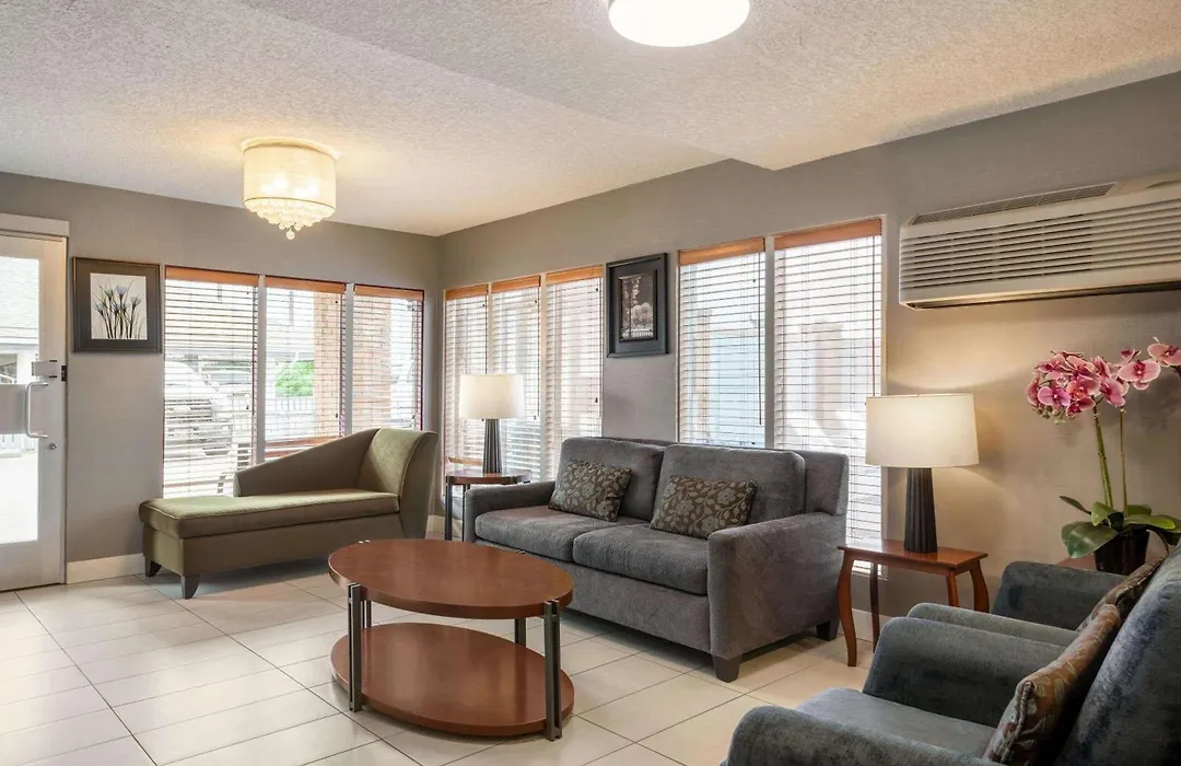 Travelodge By Wyndham Calgary South-1