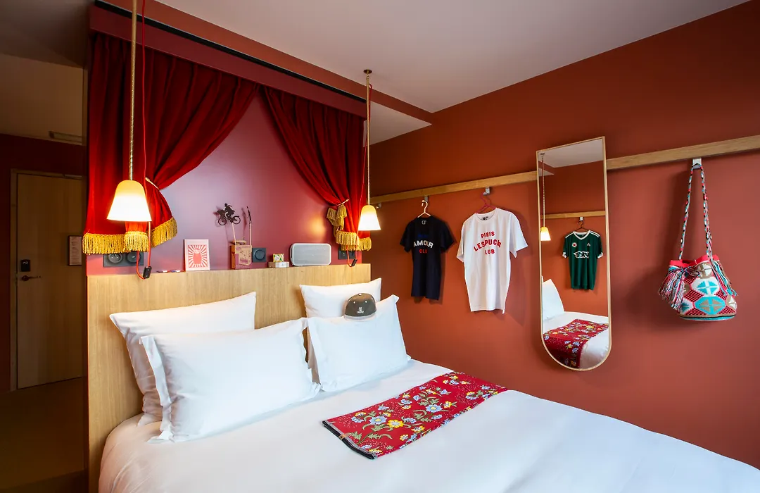 Mob Hotel Paris Les Puces-1