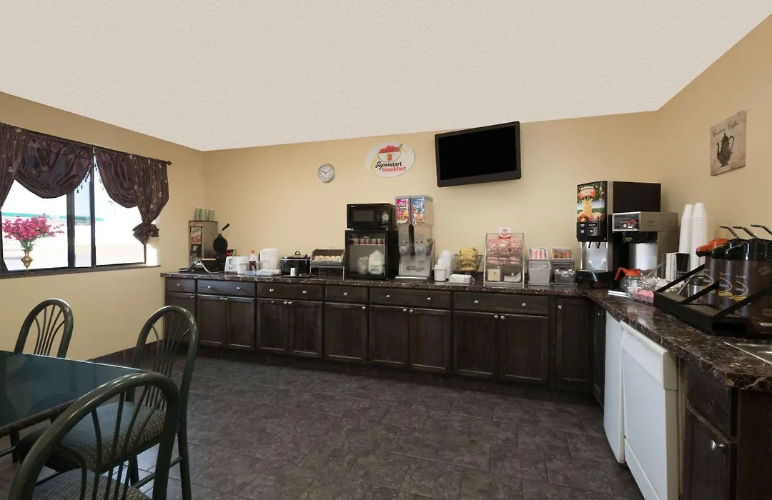 Super 8 By Wyndham Topeka/Wanamaker Rd/I-70-1