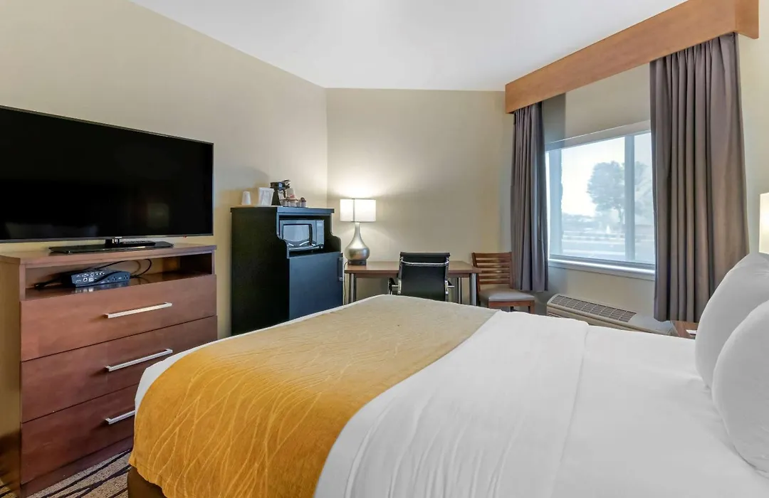 Comfort Inn & Suites Market - Airport-1