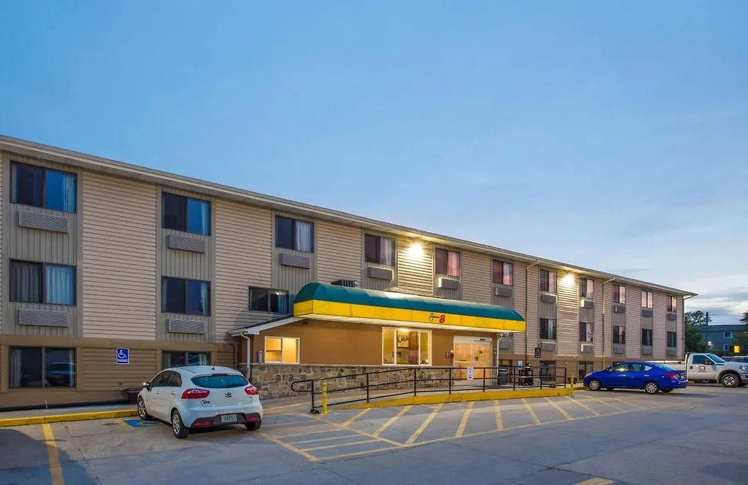 Super 8 By Wyndham Iowa City/Coralville-1