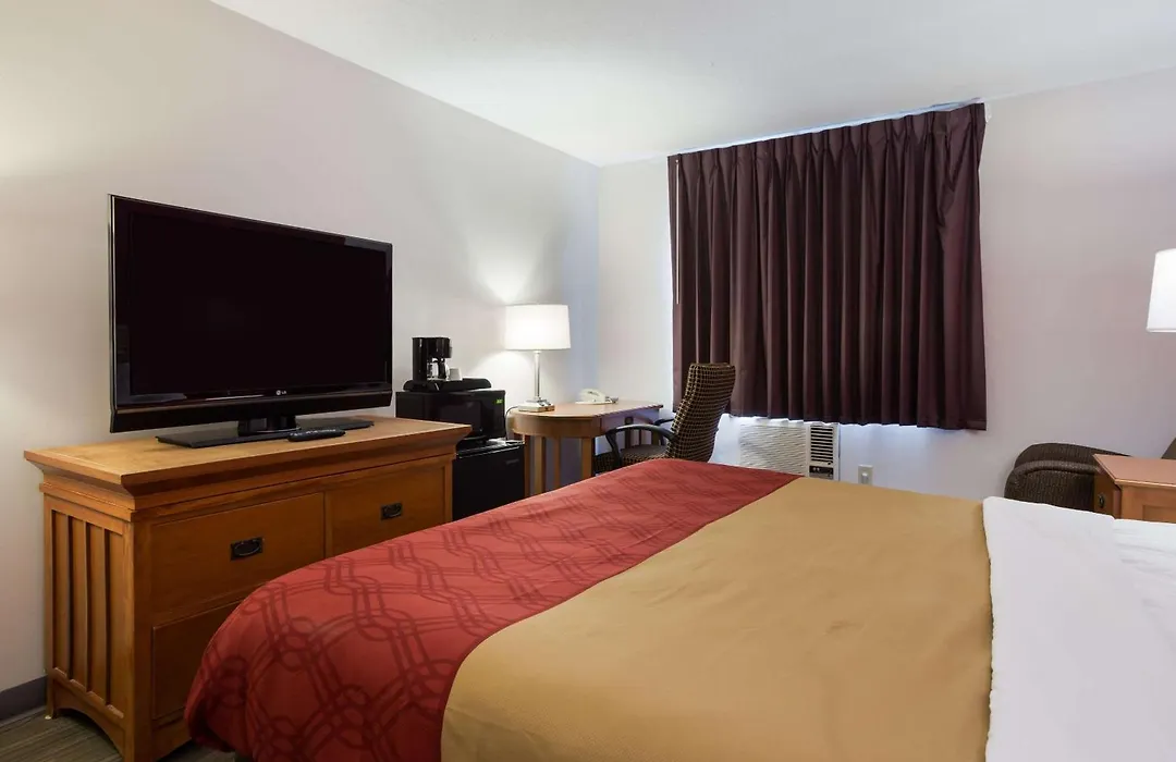 Econo Lodge Inn & Suites Escanaba North-1