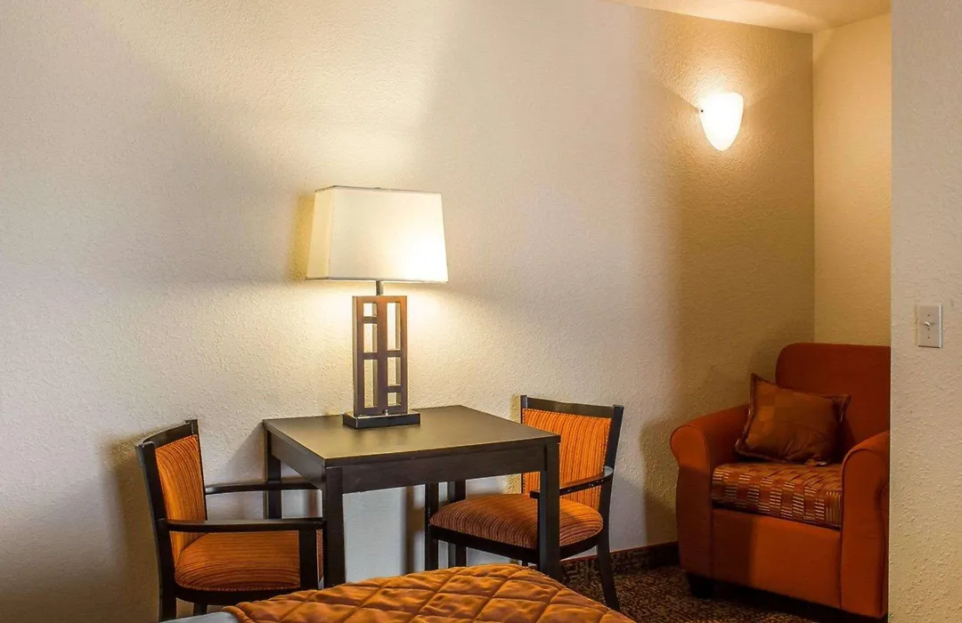 Rodeway Inn & Suites Near Okoboji Lake-1