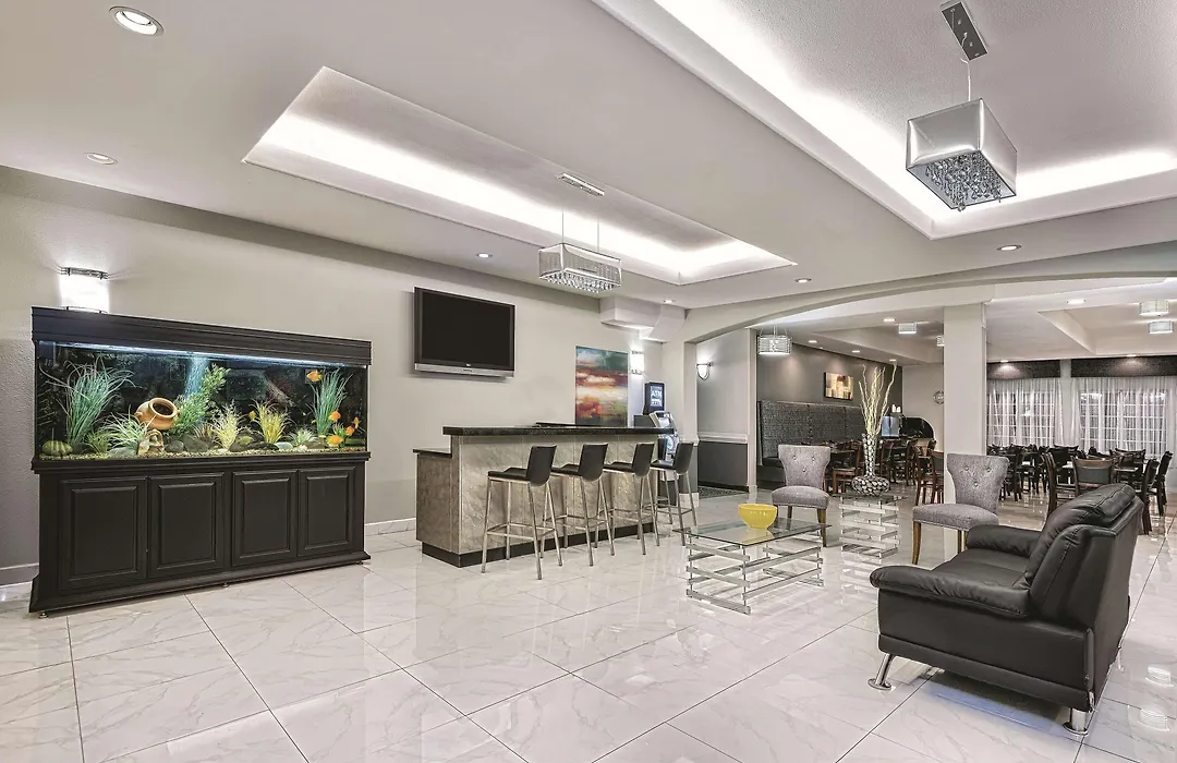 La Quinta Inn & Suites By Wyndham Mercedes Outlet Mall-1