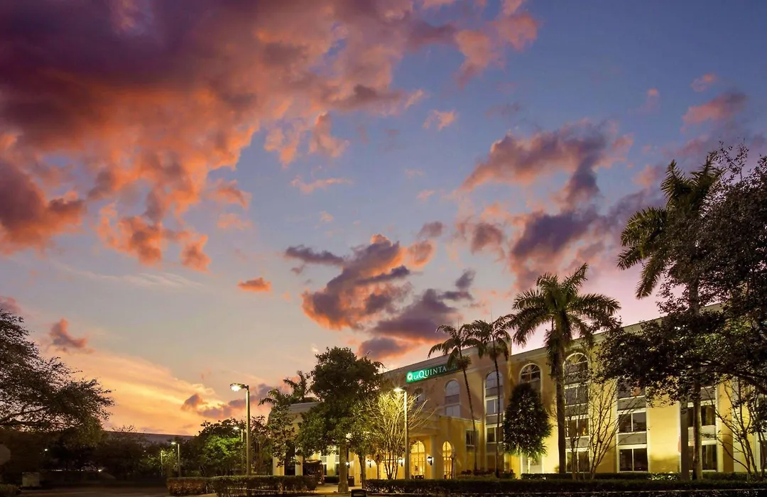 La Quinta Inn & Suites By Wyndham Sunrise-1