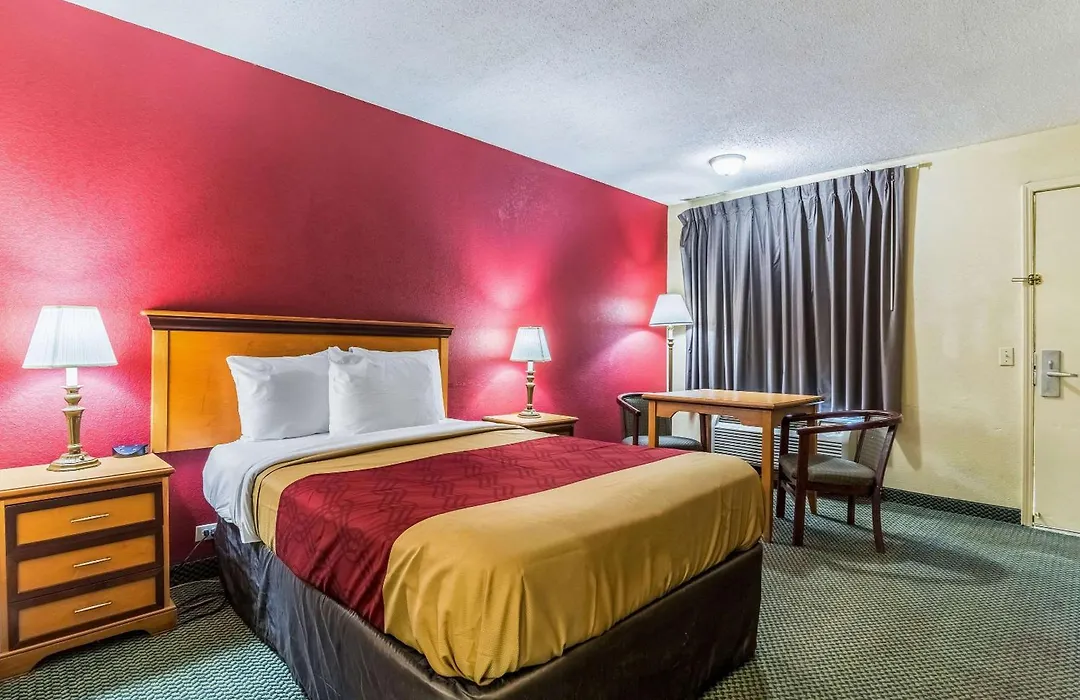 Econo Lodge Whiteville-1