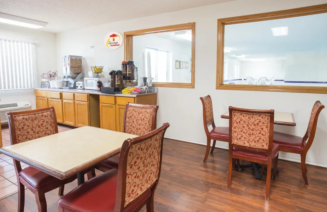 Super 8 By Wyndham Monmouth Il-1