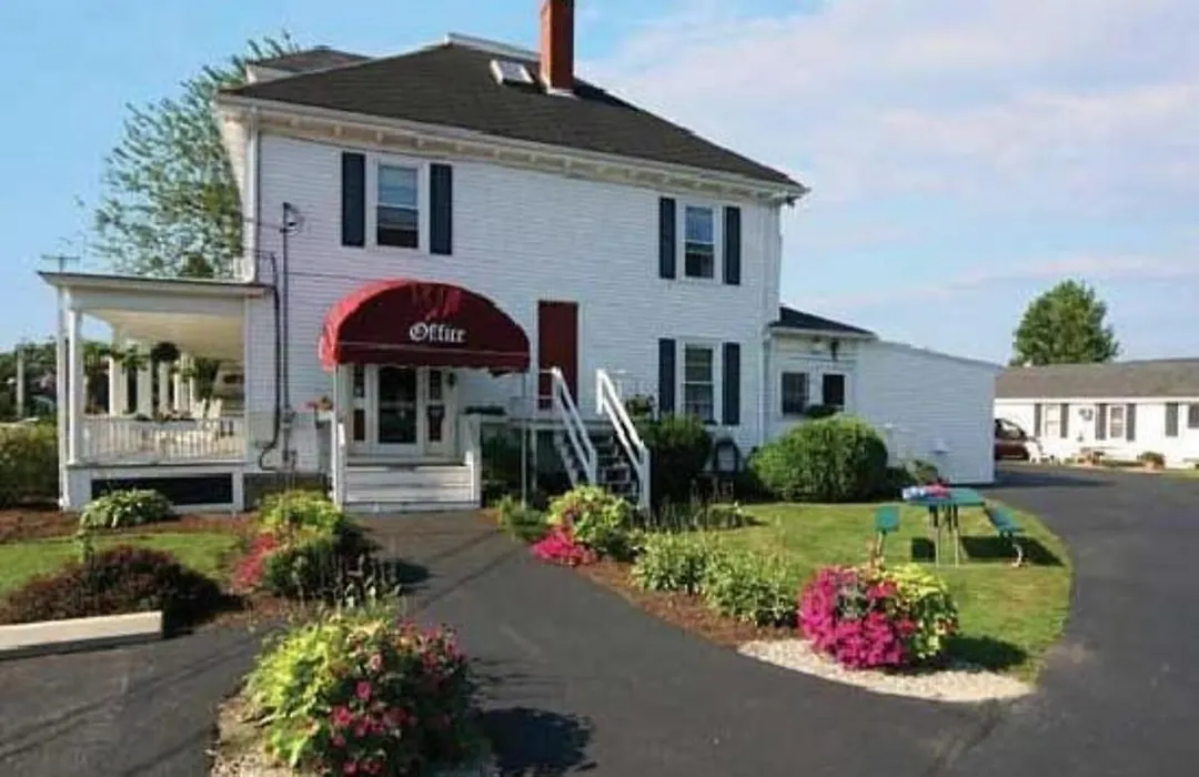 Carriage House Motel Cottages & Suites-1