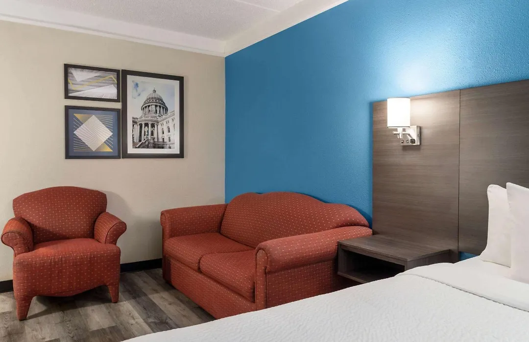 La Quinta By Wyndham Madison American Center-1