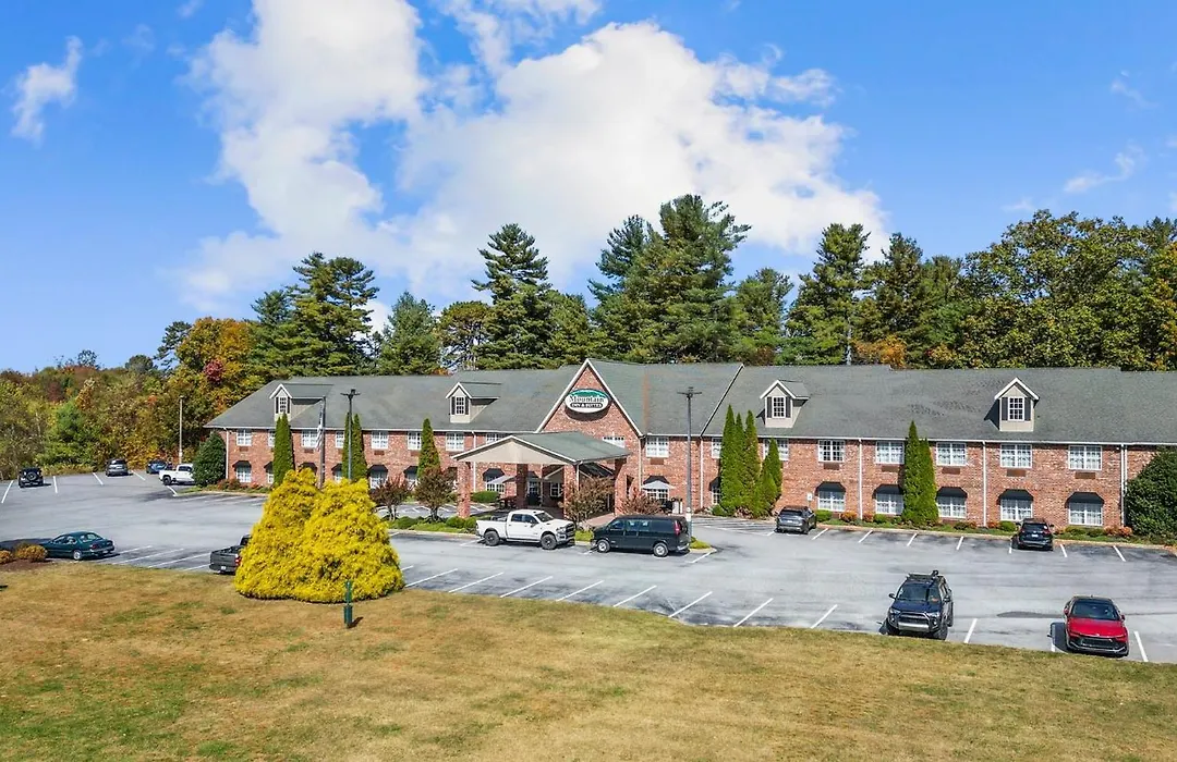 Mountain Inn & Suites Flat Rock-1