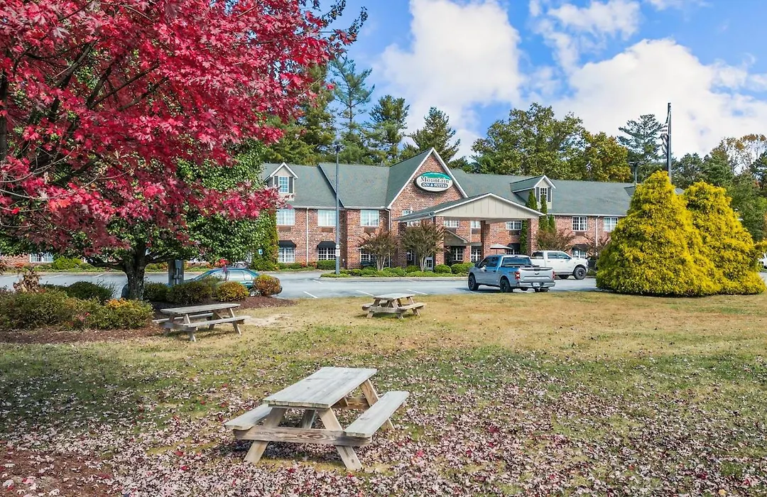 Mountain Inn & Suites Flat Rock-1