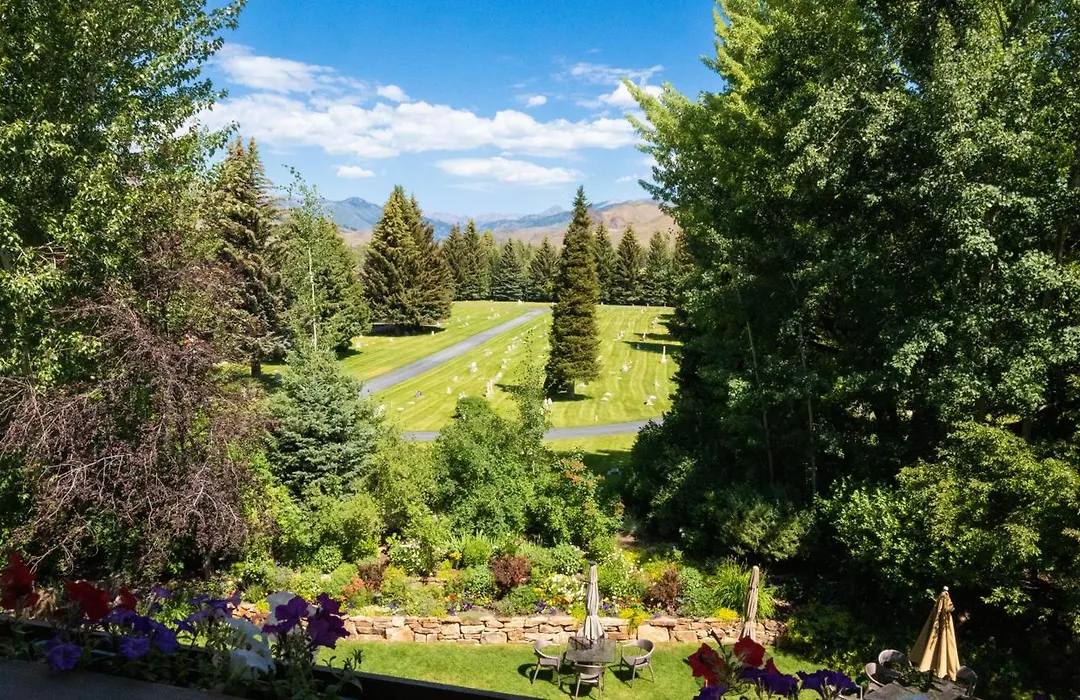 Knob Hill Inn-1