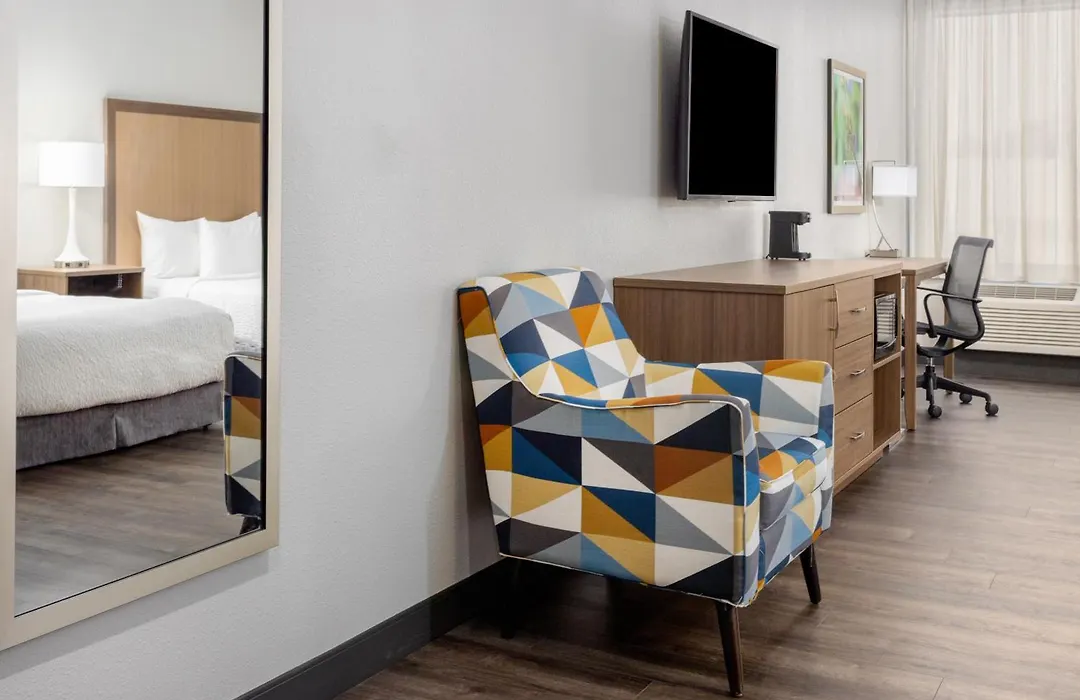 La Quinta Inn & Suites By Wyndham Valdosta-1