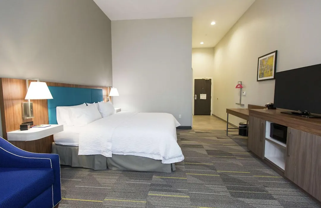 Hampton Inn Mustang-1