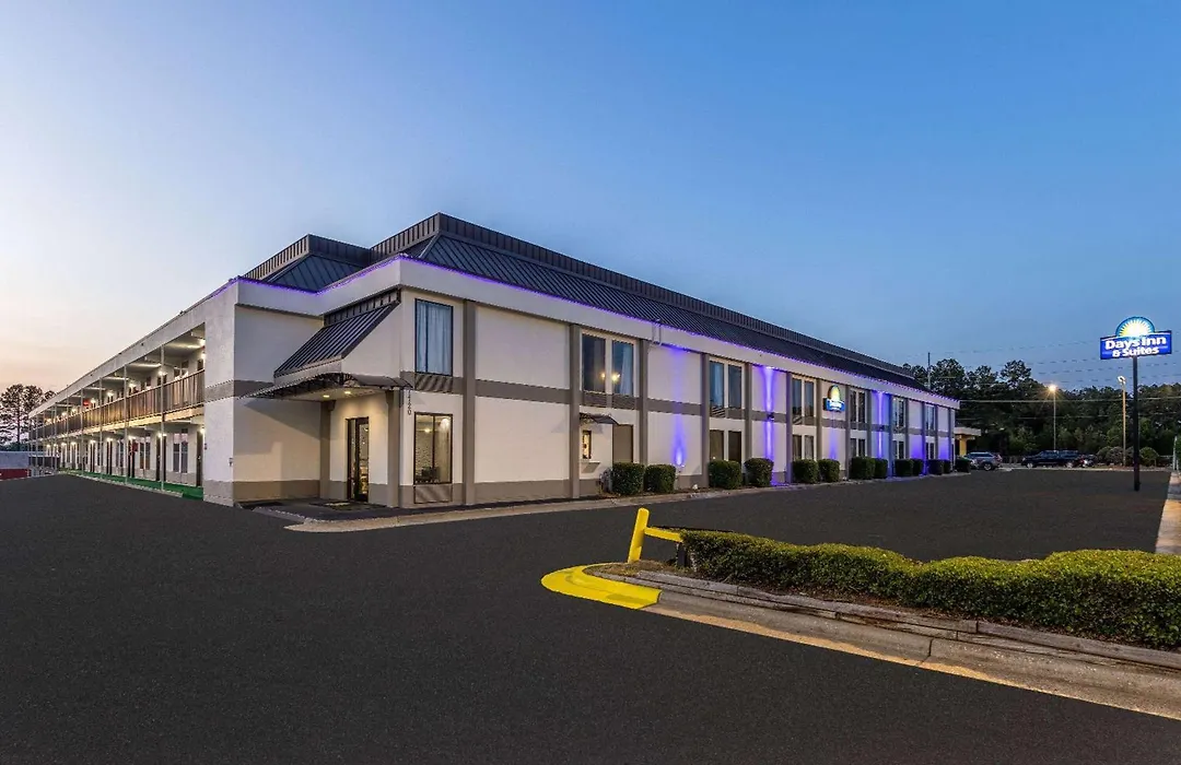 Days Inn & Suites By Wyndham Fort Bragg/Cross Creek Mall-1